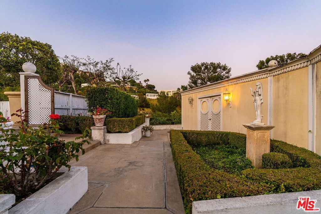 Image 38 of property listing at 1350 Belfast Drive, Los Angeles, CA 90069