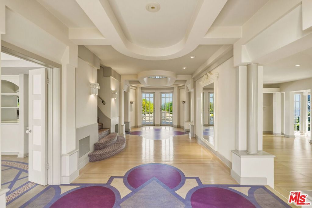 Image 9 of property listing at 1350 Belfast Drive, Los Angeles, CA 90069