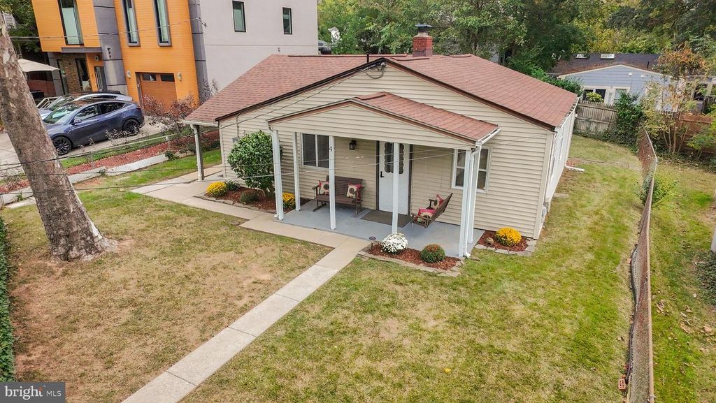 4 RUSSELL RD, Cabin John, MD 20818