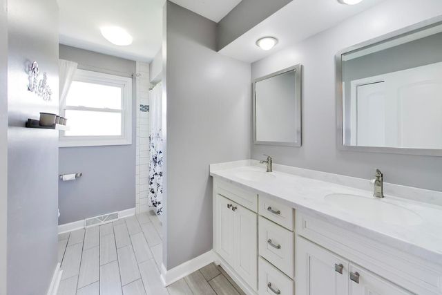 2424 E Miner Street, Arlington Heights, IL 60004