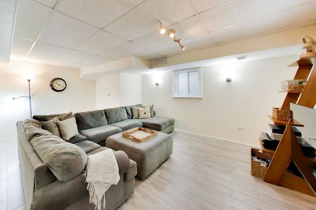 2424 E Miner Street, Arlington Heights, IL 60004