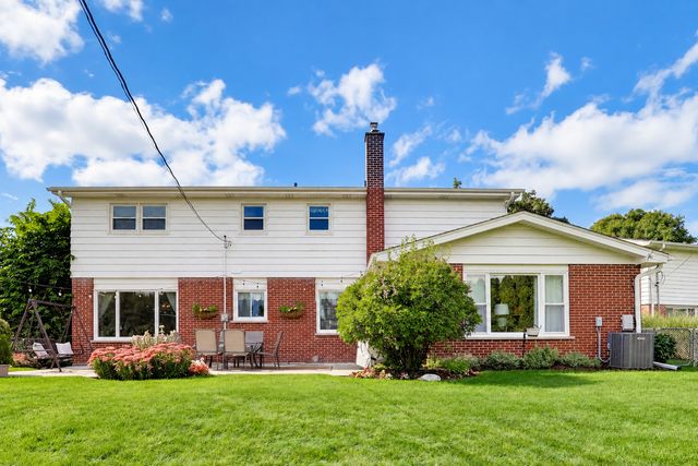 2424 E Miner Street, Arlington Heights, IL 60004
