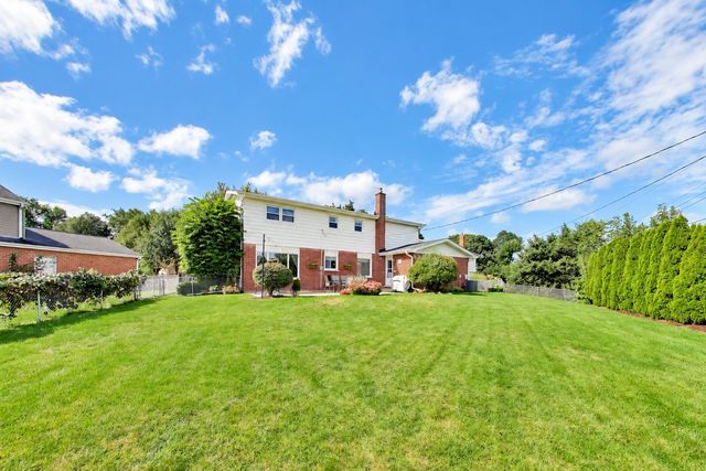2424 E Miner Street, Arlington Heights, IL 60004