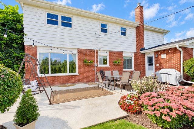 2424 E Miner Street, Arlington Heights, IL 60004
