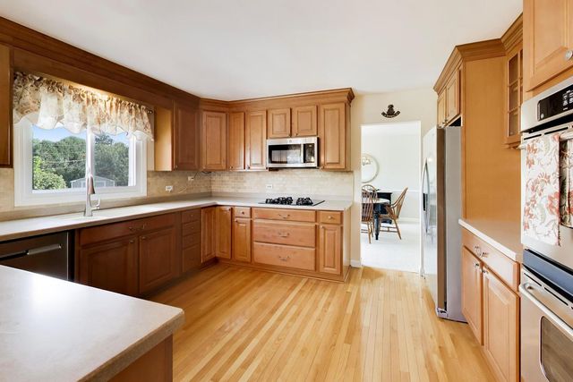 2424 E Miner Street, Arlington Heights, IL 60004