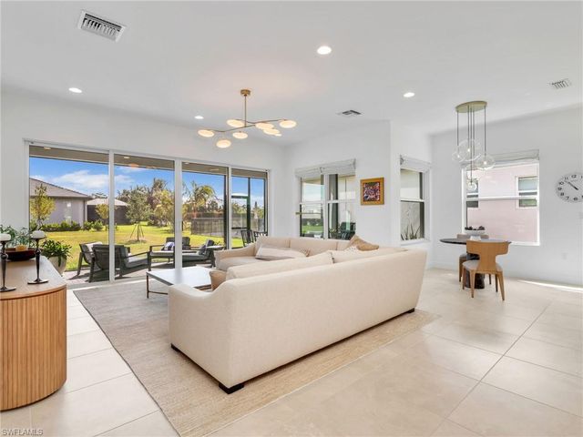 11268 Daphne CT, Naples, FL 34120