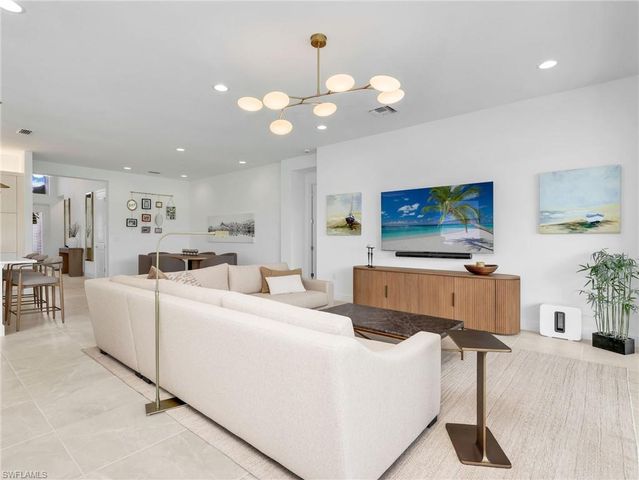 11268 Daphne CT, Naples, FL 34120