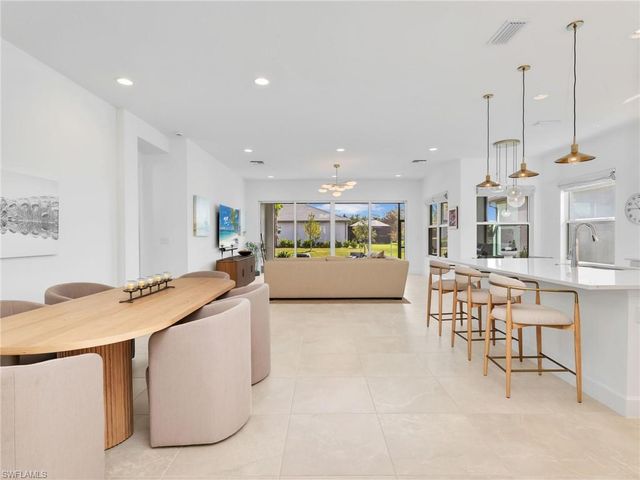 11268 Daphne CT, Naples, FL 34120