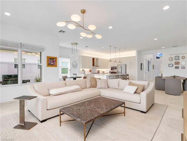 11268 Daphne CT, Naples, FL 34120