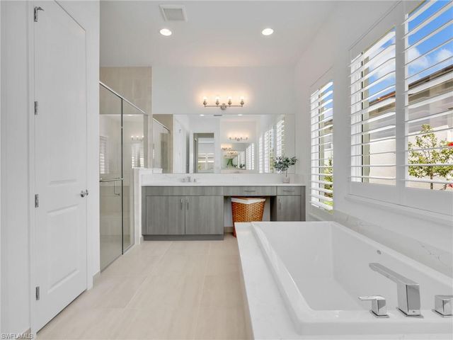 11268 Daphne CT, Naples, FL 34120