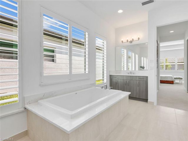 11268 Daphne CT, Naples, FL 34120