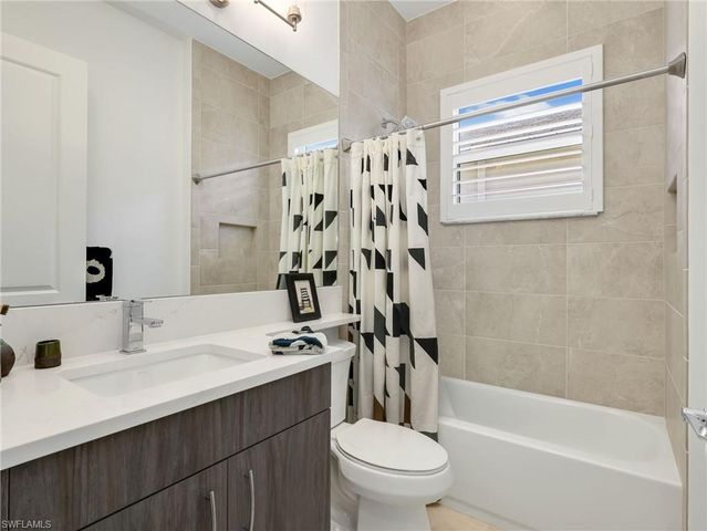 11268 Daphne CT, Naples, FL 34120