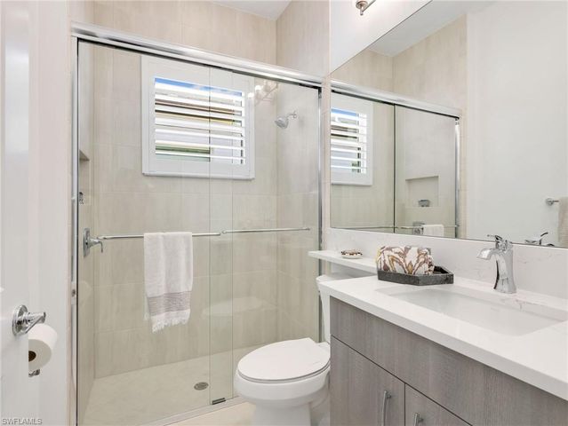 11268 Daphne CT, Naples, FL 34120