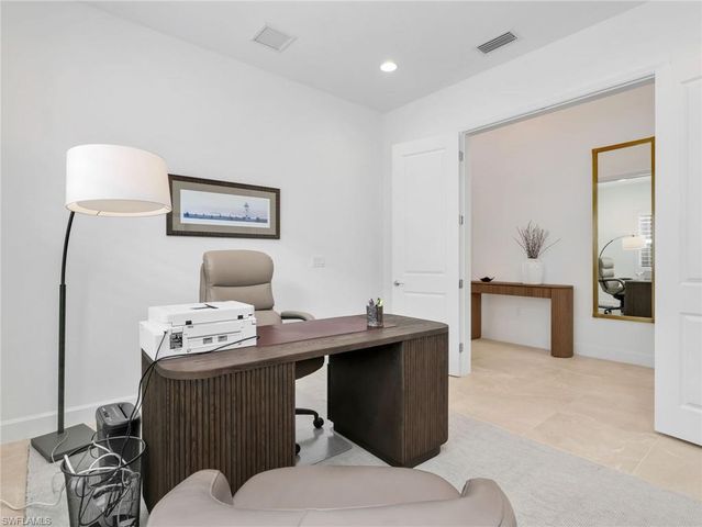 11268 Daphne CT, Naples, FL 34120