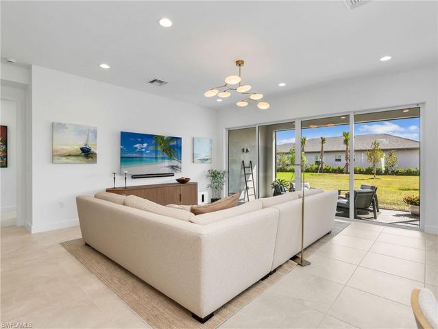 11268 Daphne CT, Naples, FL 34120