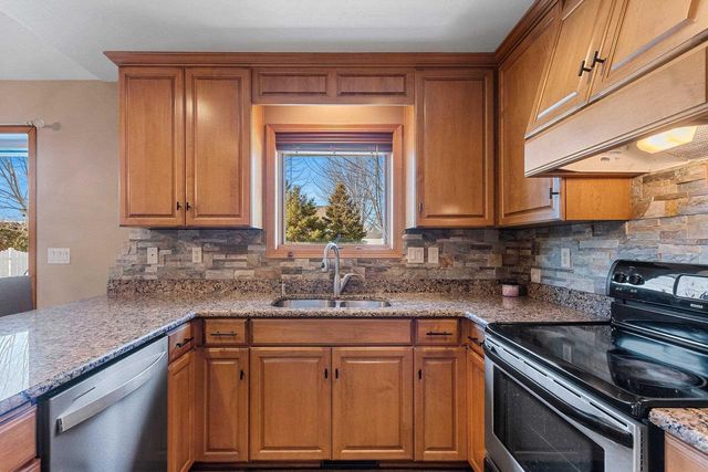 401 LANTERN LANE, De Pere, WI 54115