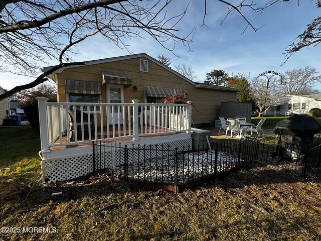 29 Sherwood Lane, Toms River, NJ 08757