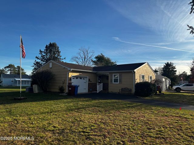 29 Sherwood Lane, Toms River, NJ 08757