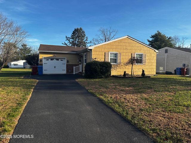 29 Sherwood Lane, Toms River, NJ 08757