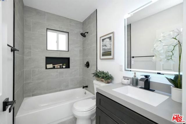 5718 Los Angeles Street, Oakland, CA 94608