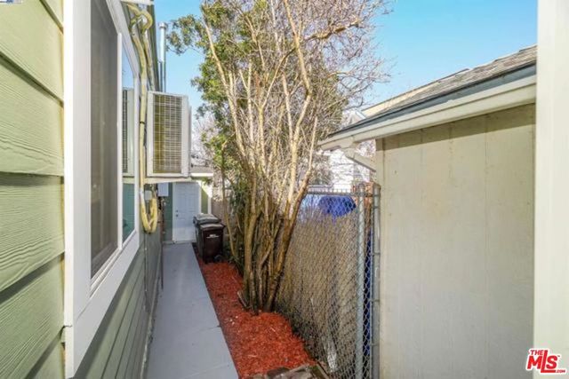5718 Los Angeles Street, Oakland, CA 94608