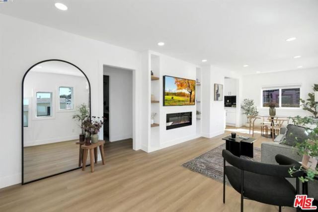5718 Los Angeles Street, Oakland, CA 94608