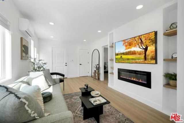 5718 Los Angeles Street, Oakland, CA 94608