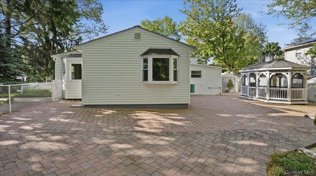 26 Florida Road, Rocky Point, NY 11778
