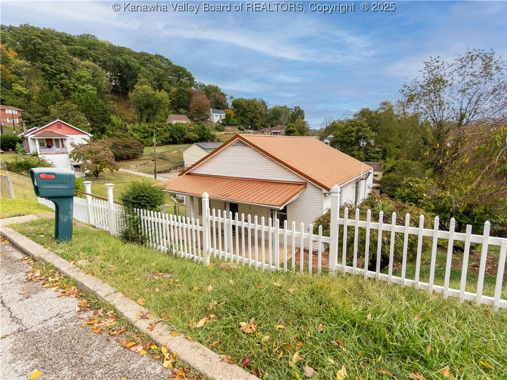 544 Burlew Drive, Charleston, WV 25302