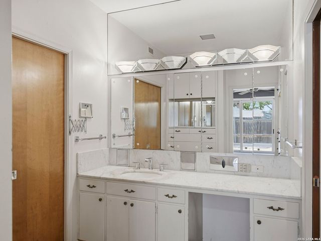 122 LABURNUM DR, San Antonio, TX 78209