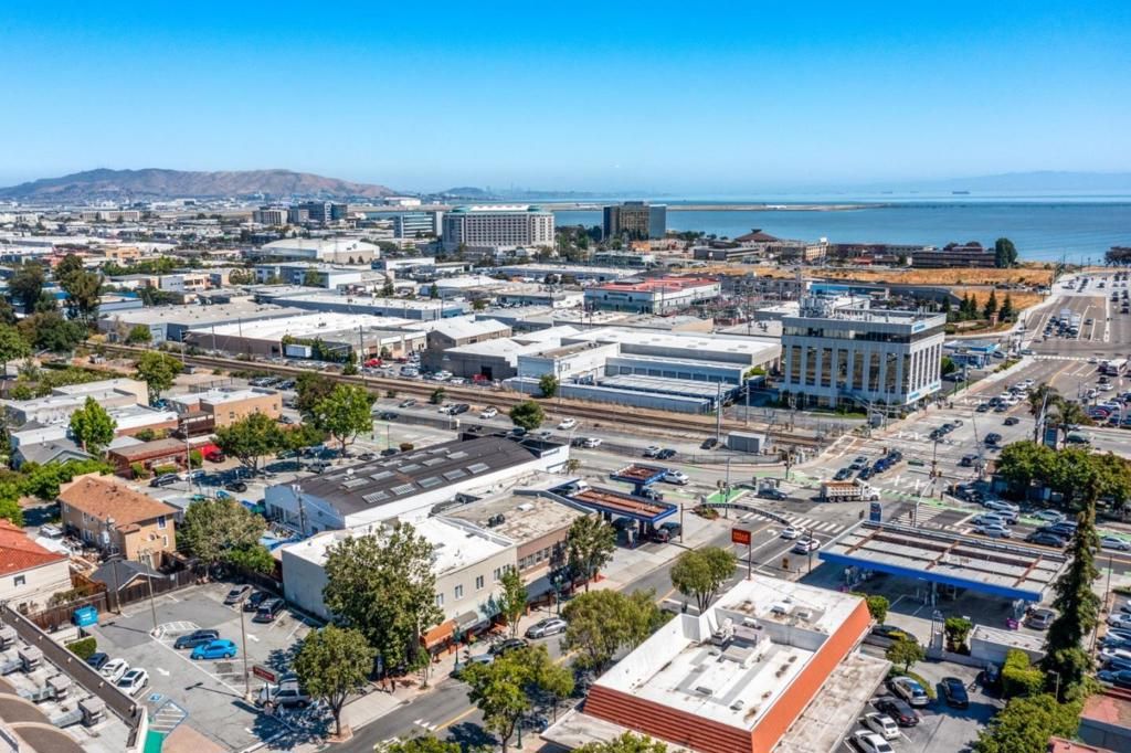 Image 17 of property listing at 1126 Broadway 1, Burlingame, CA 94010