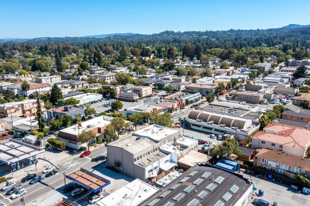 Image 18 of property listing at 1126 Broadway 1, Burlingame, CA 94010