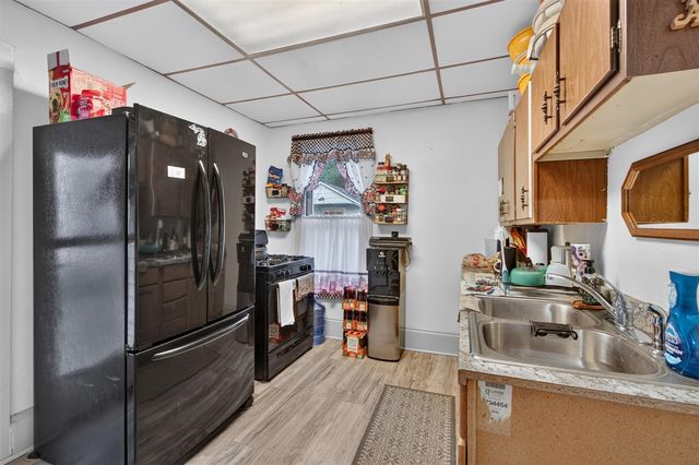 663 Oakhill Avenue, Jackson, MI 49201