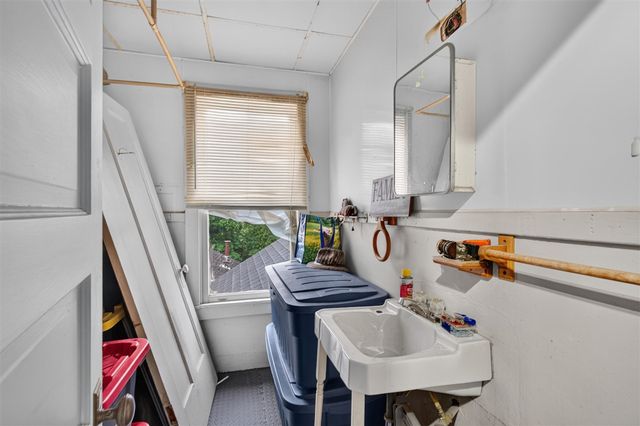 663 Oakhill Avenue, Jackson, MI 49201