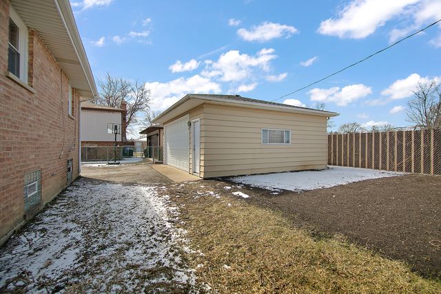 8356 Sayre Avenue, Burbank, IL 60459