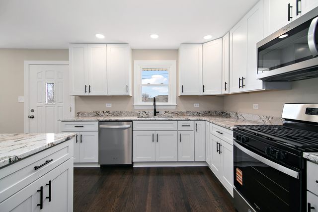 8356 Sayre Avenue, Burbank, IL 60459