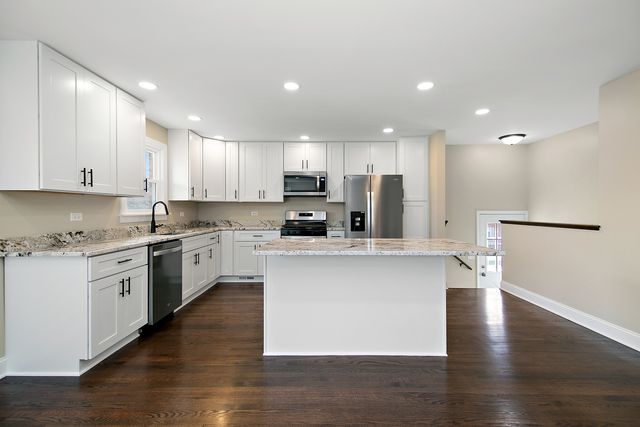 8356 Sayre Avenue, Burbank, IL 60459