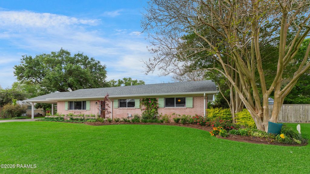 208 Robert Drive, Lafayette, LA 70506