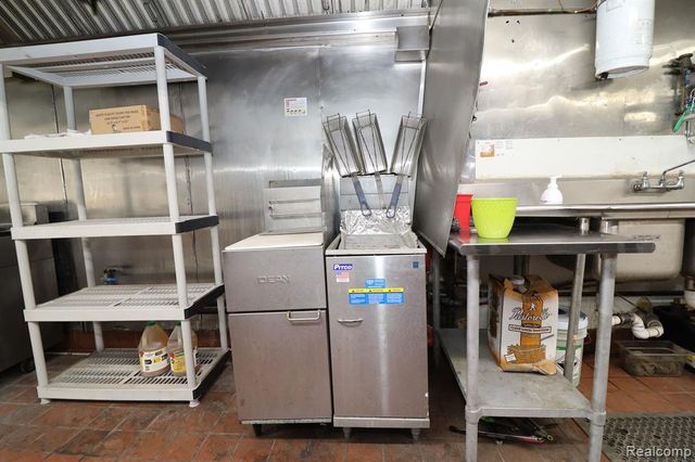 17022 W Warren Avenue, Detroit, MI 48228