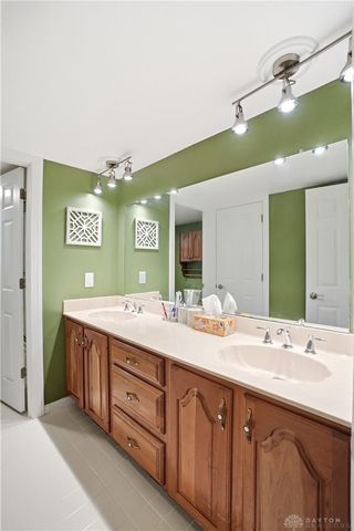 901 New England Avenue, Centerville, OH 45429
