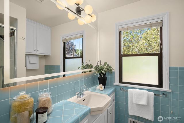2456 3rd Avenue W, Seattle, WA 98119