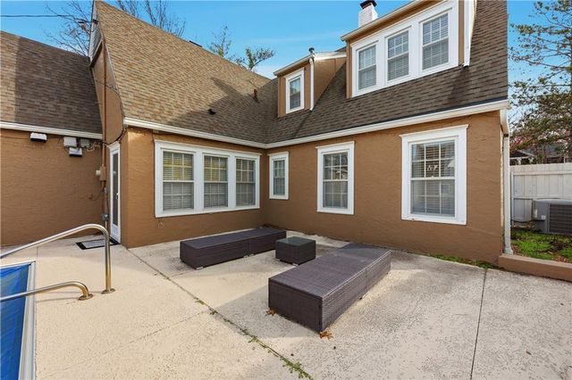 1303 Pembroke Lane, Topeka, KS 66604