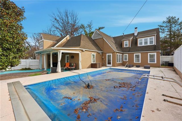 1303 Pembroke Lane, Topeka, KS 66604