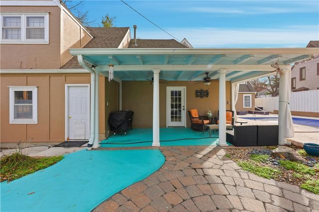 1303 Pembroke Lane, Topeka, KS 66604