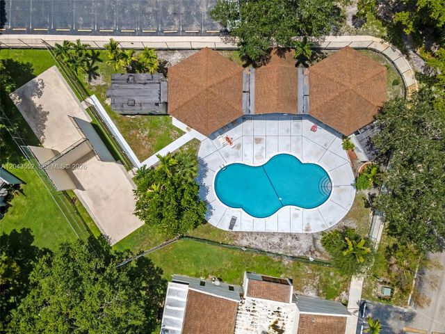 1121 NW 98th Terrace 119, Pembroke Pines, FL 33024