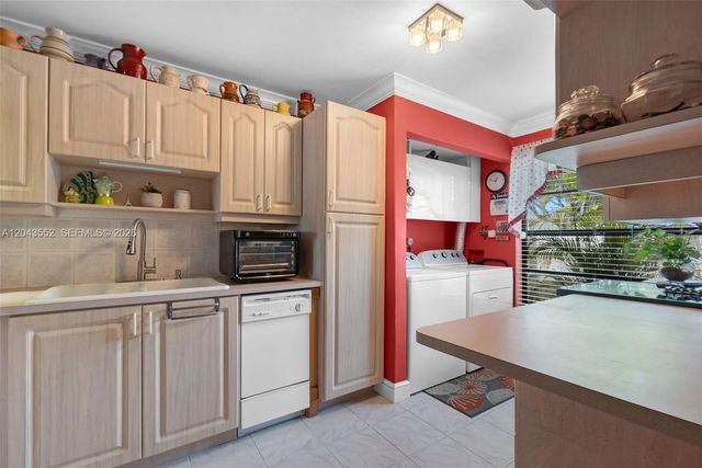 1121 NW 98th Terrace 119, Pembroke Pines, FL 33024