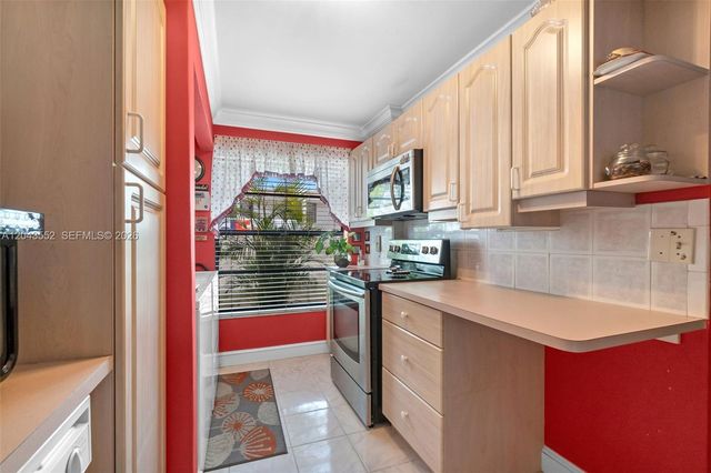 1121 NW 98th Terrace 119, Pembroke Pines, FL 33024