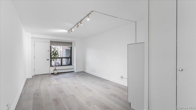 61-35 98th St 7G, Rego Park, NY 11374