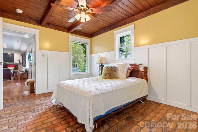 75 Old Lakey Gap Road, Black Mountain, NC 28711