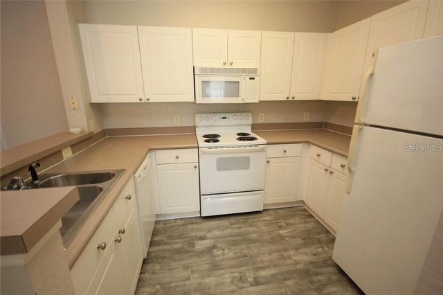 9401 CRESCENT LOOP CIRCLE 103, Tampa, FL 33619